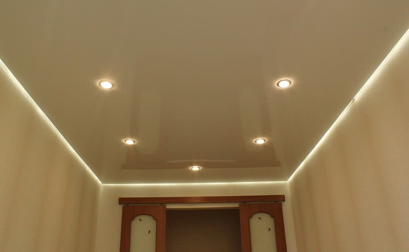 Черно-белый парящий потолок со светодиодной лентой